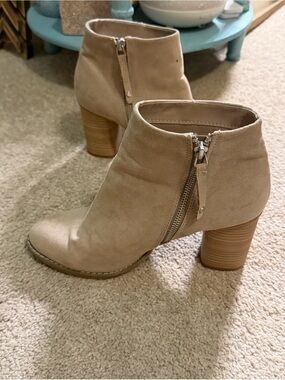 Dolce Vita Tan Beige Faux Suede Side Zip Ankle Boots Booties 9